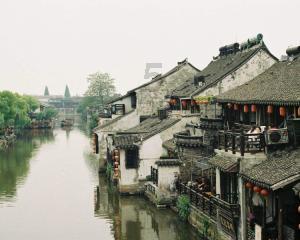 4人广场跳舞被雷击，目击者：地有积水，下雨天在户外该如何确保安全？游戏画面